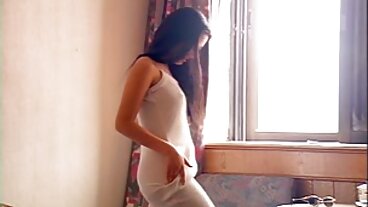 වැඩිහිටි කාලයේ සිට සිත් ඇදගන්නා ක්ලෝයි කප්‍රි, මායා වුල්ෆ් සහ රෙබෙකා වැන්ගාඩ් සමඟ මධ්‍යම ප්‍රමාණයේ ටිට්ස් දර්ශනය