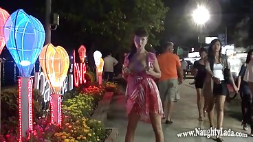 බ්‍රේසර්ස් වෙතින් උණුසුම් ඔලිවියා ඔස්ටින් සමඟ කකුල් මත උරහිස් දර්ශනය